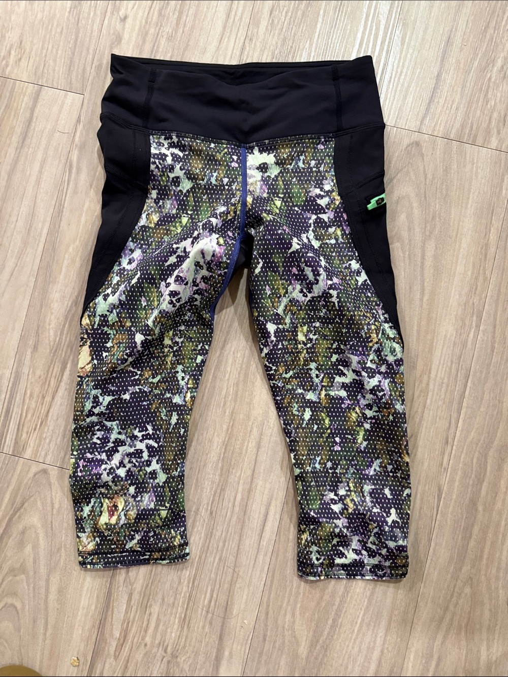 Lululemon Capri Leggings (size 4, never worn)